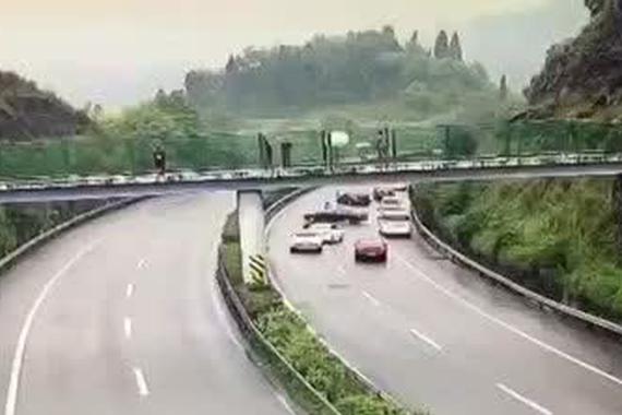 视频：恐怖车祸！对面车道都被吓傻