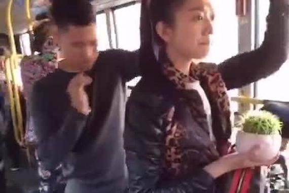 视频：面对公交车上的色狼 美女机智还击
