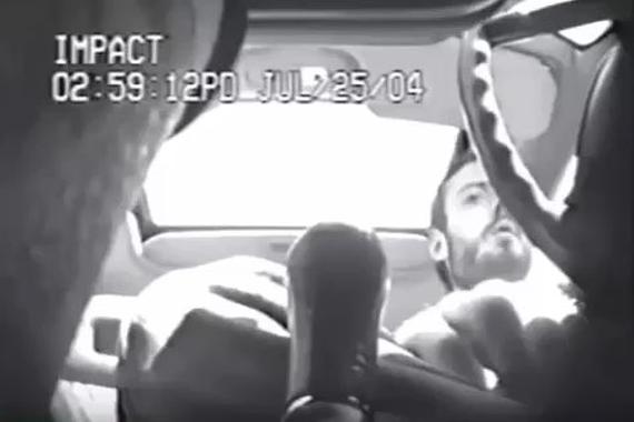 视频：小偷偷了一辆手动挡车 发现不会开！