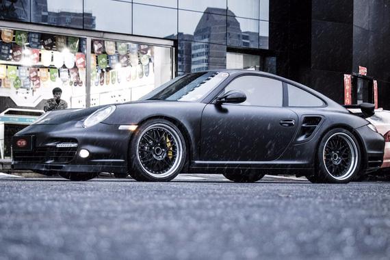 保时捷911变身“黑武士” 酷毙了！