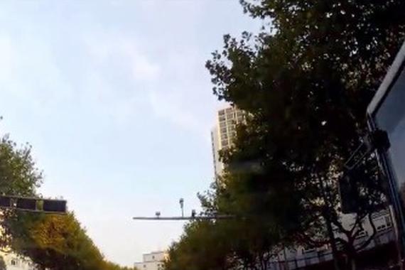 视频：下坡刹车突然失灵 怎样才能自救？