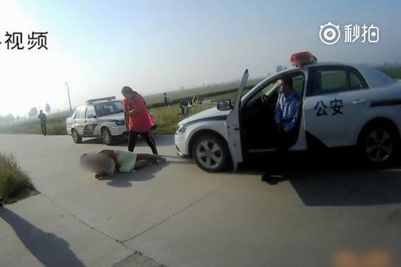 女“村霸”脱衣撒泼对抗执法，民警：你给我穿上