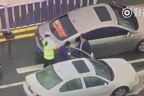 驾报废车上路被拦截 男子打伤执勤女辅警