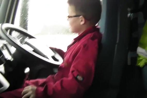 视频：熊孩子开大货车 俨然资深老司机