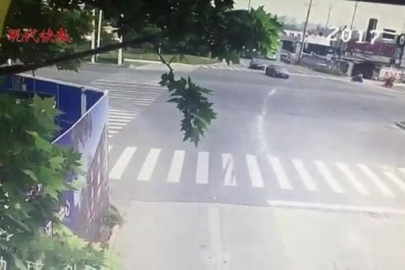 轿车闯红灯被渣土车撞失控 车头损毁严重