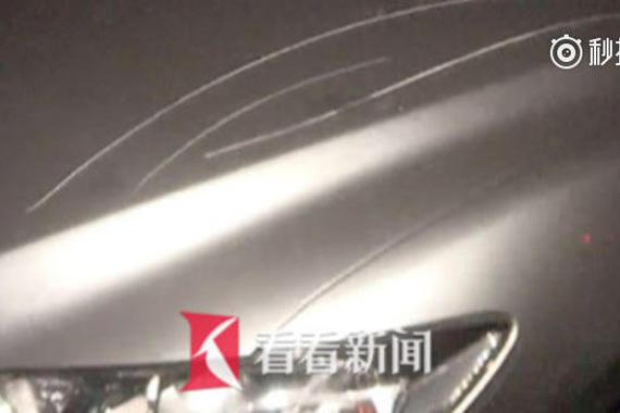 熊孩子去地下车库“探险” 用石头划伤16辆豪车