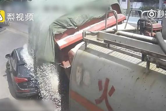 视频：强行变道太危险 奥迪车主被碾压