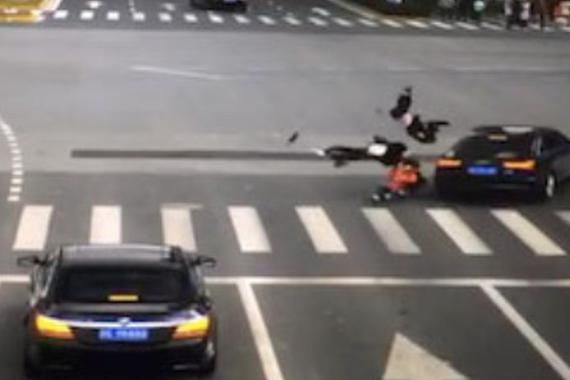 视频：3初中生闯红灯过马路 瞬间被撞飞！