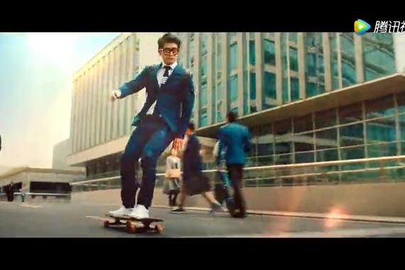 视频：奔驰来了个“放开活”的广告