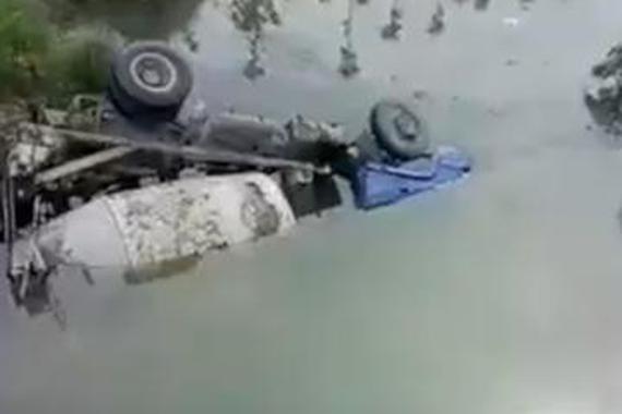 混凝土车压塌桥面，轿车一同坠落