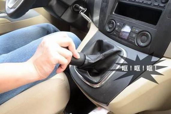 开手动挡，养成这些不良习惯，伤车又伤钱