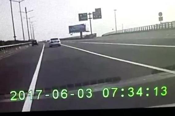 司机高速路下车捡东西 被撞当场身亡