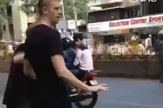 视频：过马路不走人行道 结果并不意外！