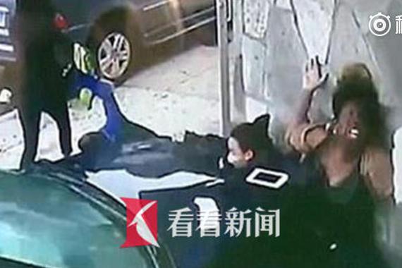 视频：汽车撞向孩子瞬间 陌生女挺身来挡