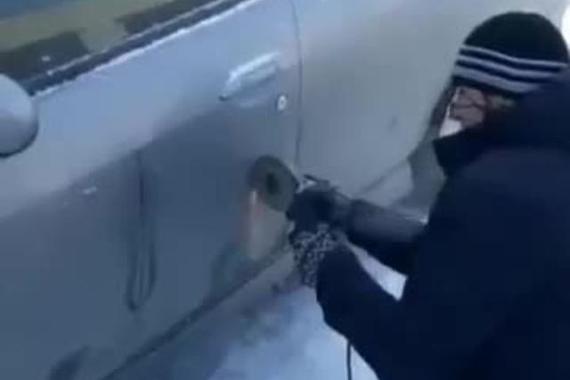 视频：忘记带钥匙 他竟然把车门锯了！