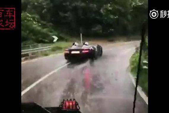 视频：下雨天开敞篷车爽不爽？