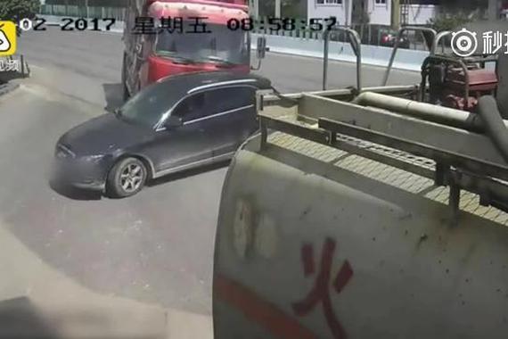 货车被SUV强行超车 碰撞后大货车侧翻