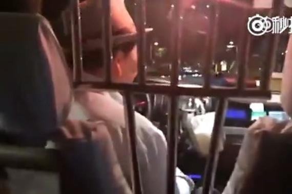 视频：奇葩司机遇上知己 看来他们很默契