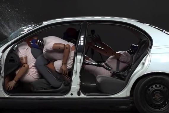 视频：别以为后排就可以不系安全带