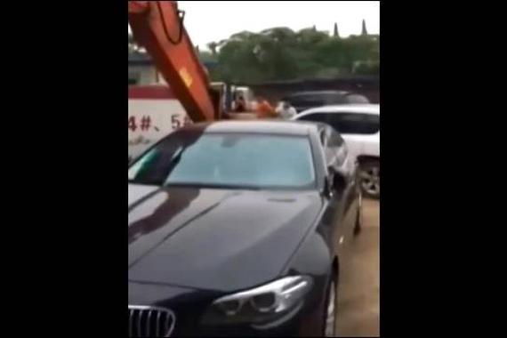 视频：宝马要哭了 这挖掘机开的太霸气！