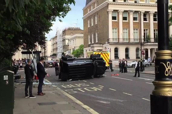 G4x4?在伦敦街头被掀翻，竟然是因为...