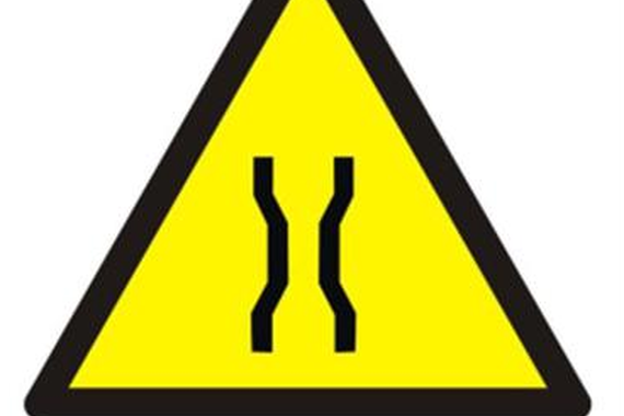 遇到窄桥怎么安全的过去呢？