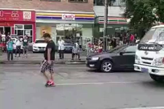 视频：街头挑衅过路车辆 结果大快人心？