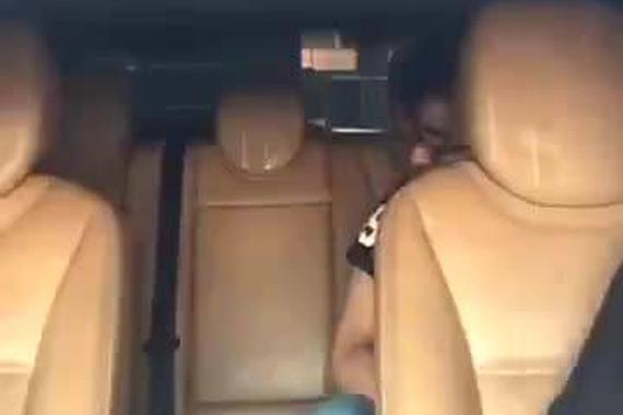 汽车里，后排小伙做了这么一个动作竟引发惨剧！