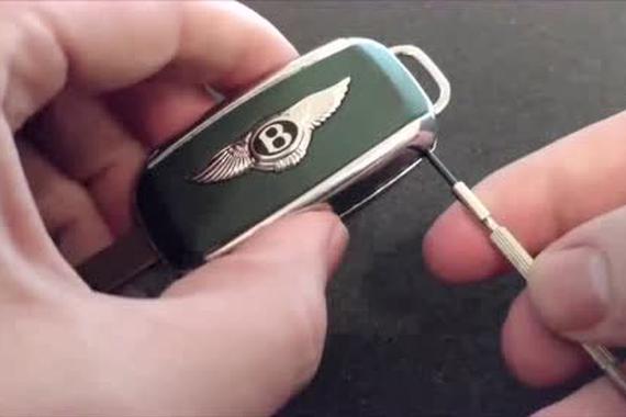视频：宾利为啥那么贵！拆开钥匙来看看！