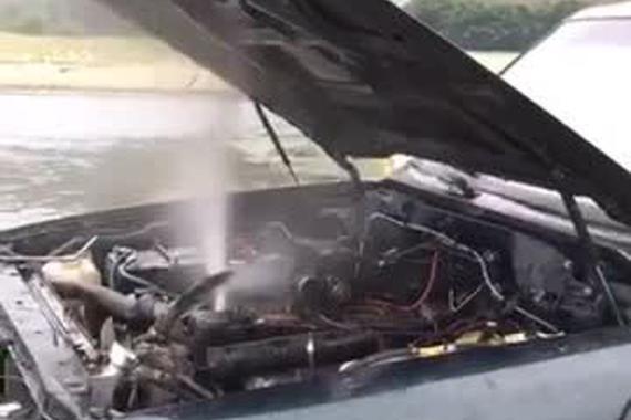 视频：发动机变成喷泉！这是什么玩法？