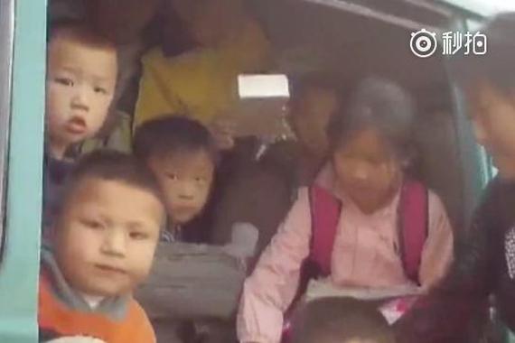 视频：又是超载！校车核载7人实载38人