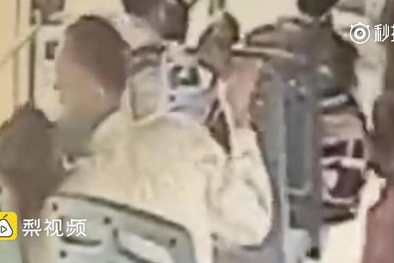 视频：老头公交强吻女孩，女司机大声喝止