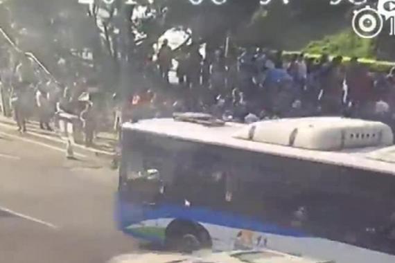 老师忘带全班准考证 警方爱心送考车逆行“抢”回