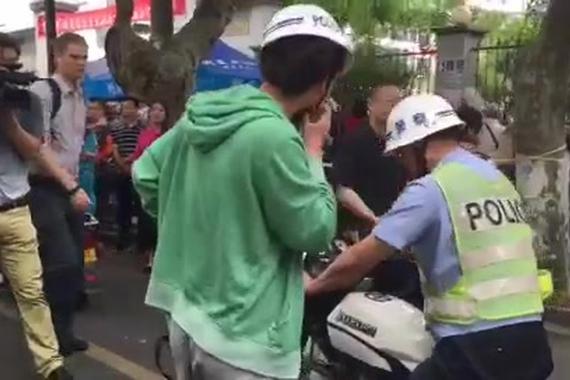 视频：考生遇堵车 交警全程护送