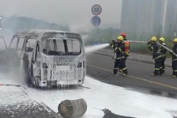 视频：汽车着火浇不灭 原来司机撒谎了！