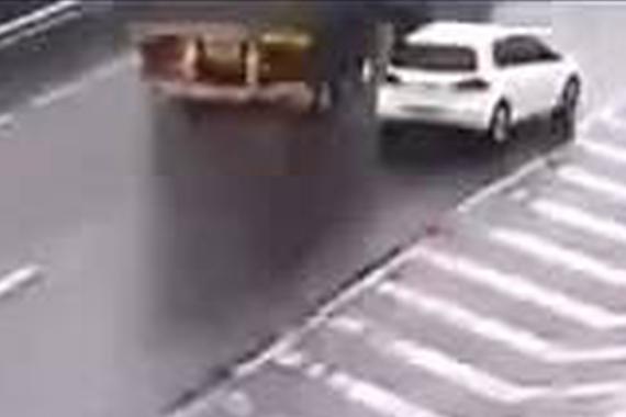 视频：女司机做了啥？男子气的命都不要了