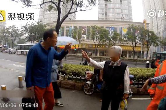 8旬老太闯红灯拒不认错，路人都怒了