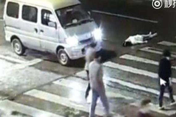 女子斑马线被撞 路人报警期间遭二次碾压