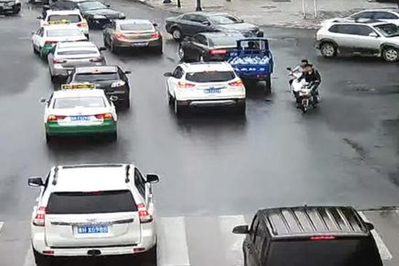视频：电瓶车让多少司机朋友愤恨不已？
