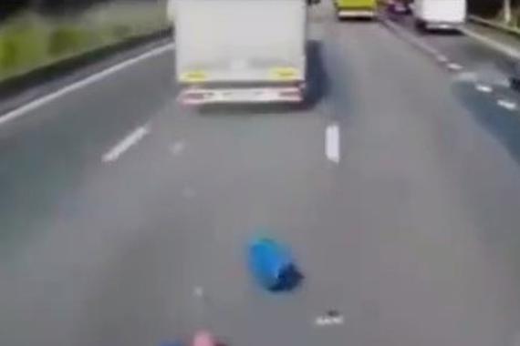 视频：为什么不能右侧超车？