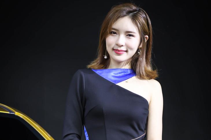 嫩版林志玲来了 美艳亮相重庆车展