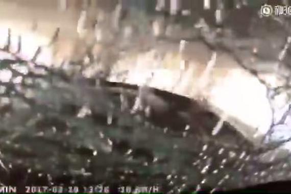 视频：翻车的第一视角 美女吓傻了！