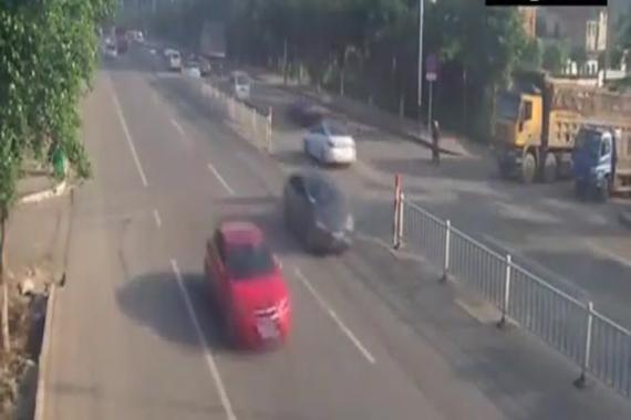 逆行钻到了大货车的盲区内,结果...