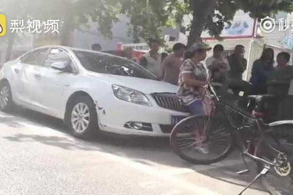 男孩逆行撞大妈不道歉 被拦1小时不让走