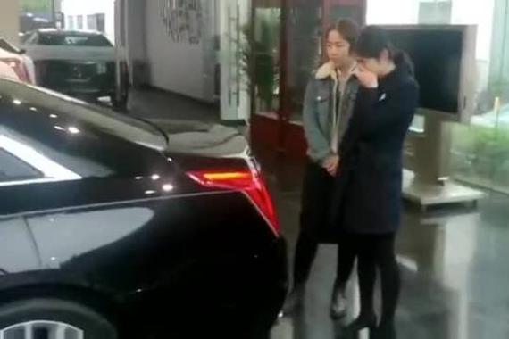 视频：4S店的倒车演示 两美女被撞飞