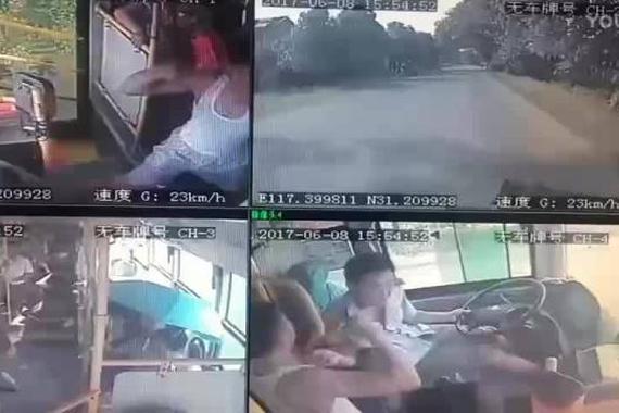 视频：乘客上车拒投币 狂殴公交驾驶员