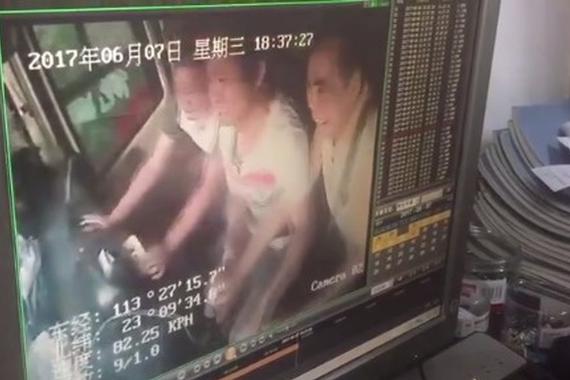 乘客抢方向盘致车辆侧翻8人受伤 初步定为刑事案件