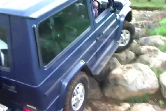 视频：500万奔驰G级彪悍攀岩 名不虚传