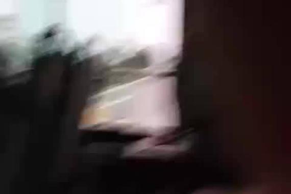 实拍公交车上一女子直接将瓜子皮扔窗外！