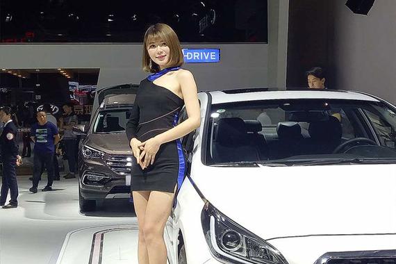 重庆车展上这些妹子的眼神会勾人！